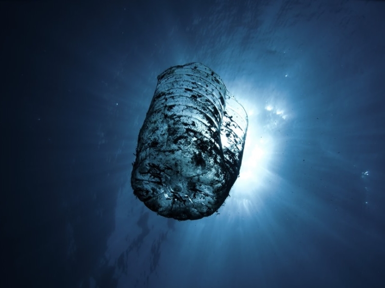 Oceaniczne głębiny pełne plastiku - GospodarkaMorska.pl