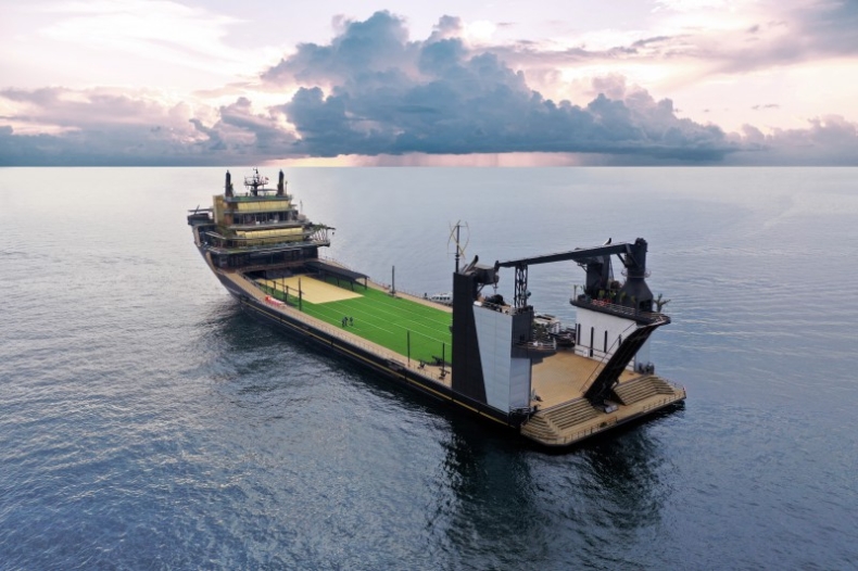 Półzanurzalny jacht z kortem tenisowym i lądowiskiem [ZDJĘCIA] - GospodarkaMorska.pl