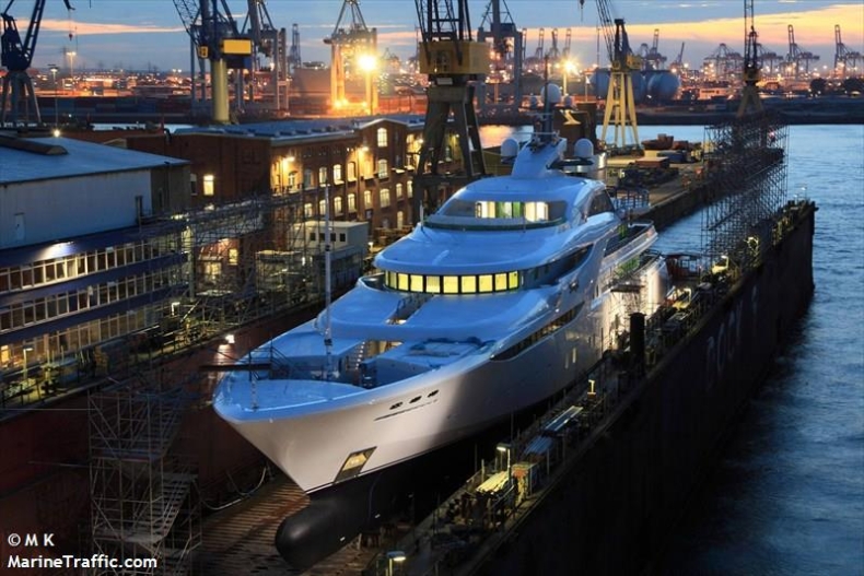 Putin zabrał swój jacht ze stoczni w Hamburgu - GospodarkaMorska.pl