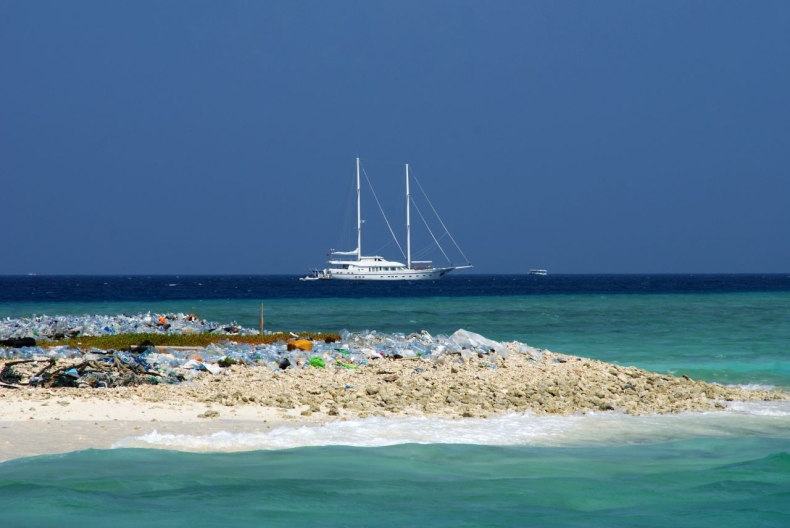 Plastikowe odpady w oceanach na celowniku branży - GospodarkaMorska.pl