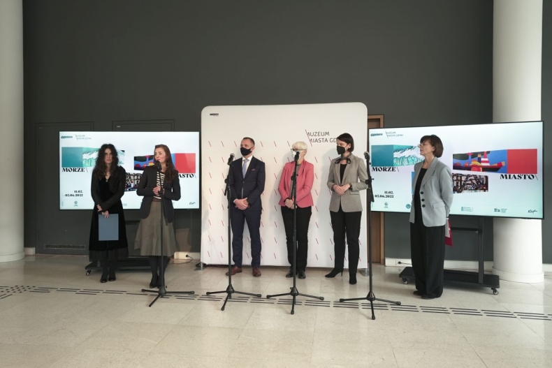 Port Gdynia i miasto oczami artystów. Wyjątkowa wystawa, na dostojne urodziny [WIDEO, ZDJĘCIA]  - GospodarkaMorska.pl