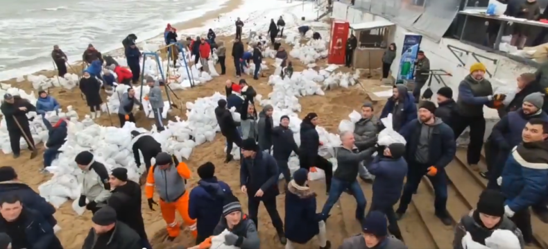 Odessa szykuje się na inwazję z morza. Ludzie ustawiają na plaży blokady z worków z piaskiem [WIDEO] - GospodarkaMorska.pl