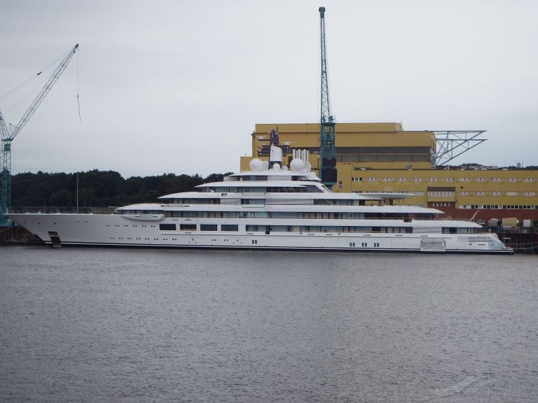 "NYT": władze sprawdzają, czy zacumowany w toskańskim porcie luksusowy jacht należy do Putina - GospodarkaMorska.pl