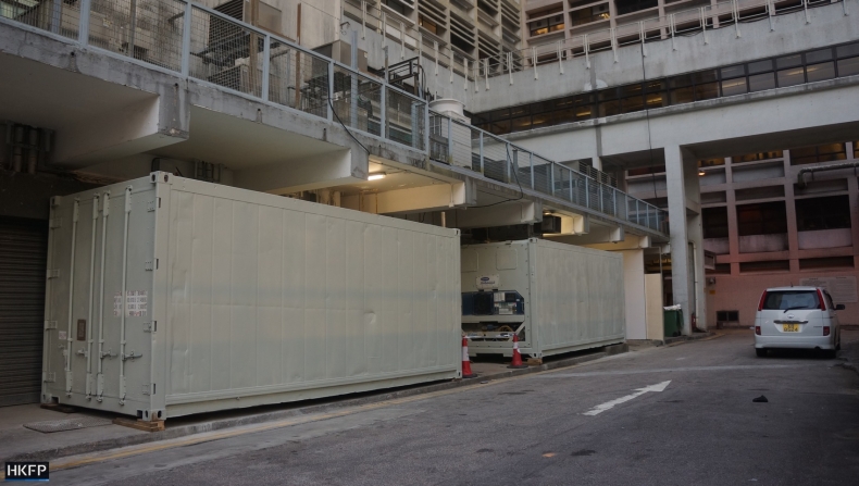 Hongkong: kontenery chłodnicze jako kostnice - GospodarkaMorska.pl