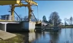 [WIDEO] Żuławy. Przejechała przez most zwodzony w trakcie podnoszenia