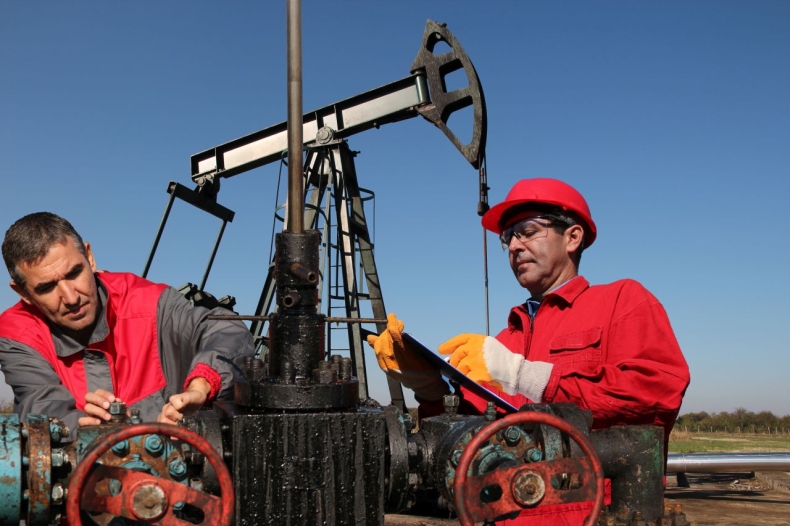 Ropa w USA rośnie po trzech dniach spadków, inwestorów wystraszył raport MAE - GospodarkaMorska.pl