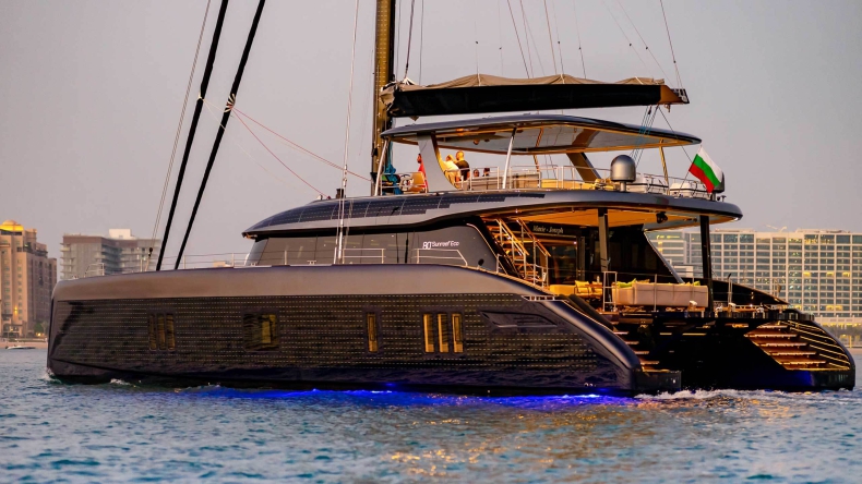 Zobacz elektryczny jacht Sunreef 80 Eco podczas żeglugi w Dubaju - GospodarkaMorska.pl