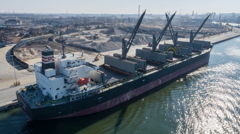 Z Grecji do Gdańska. W Porcie Gdańskim Eksploatacja trwa rozładunek rur do układania gazociągu lądowego Gaz-System [WIDEO] - GospodarkaMorska.pl