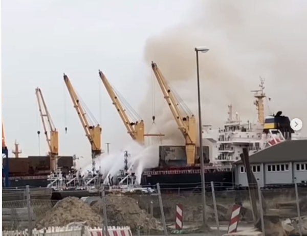 Pożar masowca załadowanego drewnem w Bremerhaven w Niemczech [WIDEO] - GospodarkaMorska.pl