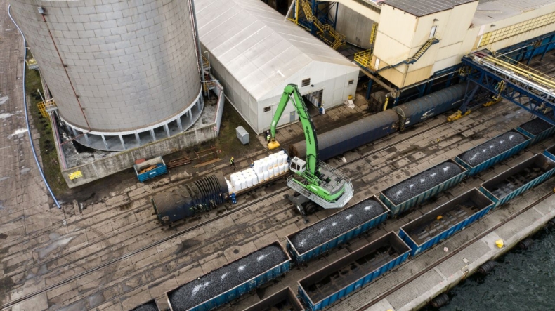 Bałtycka Baza Masowa w Porcie Gdynia rozładowała 1200 ton Saletrosanu 30N [WIDEO] - GospodarkaMorska.pl