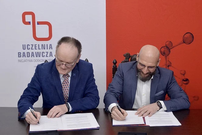 Na Politechnice Gdańskiej podpisano umowę na realizację projektu ZeroWastePorts - autonomicznego statku do zbierania odpadów z wody i innych jednostek - GospodarkaMorska.pl