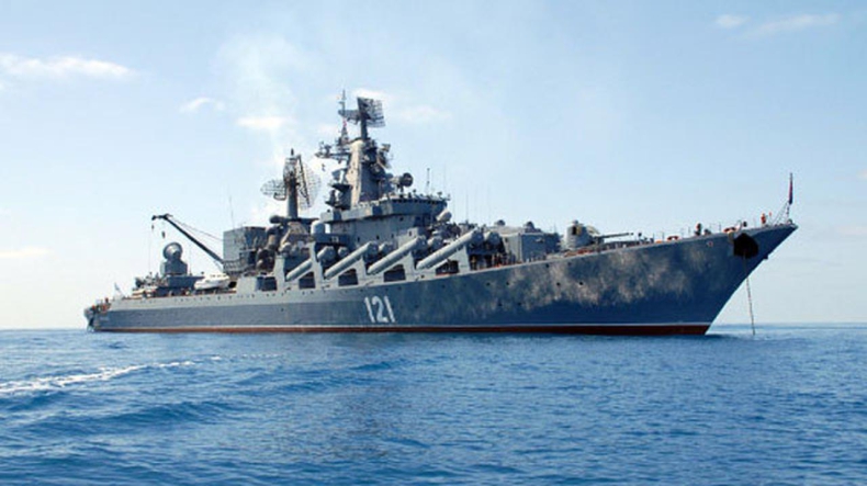Rosyjski krążownik Moskwa trafiony dwoma rakietami. W wyniku pożaru wybuchła amunicja - GospodarkaMorska.pl