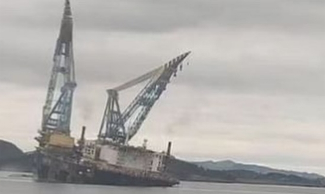 Wypadek jednego z największych dźwigów świata, jednostka jest uszkodzona [WIDEO] - GospodarkaMorska.pl