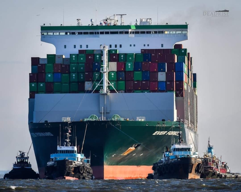 Ever Forward uwolniony [WIDEO, GALERIA] - GospodarkaMorska.pl