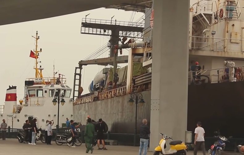 [WIDEO] Frachtowiec utknął pod mostem - GospodarkaMorska.pl