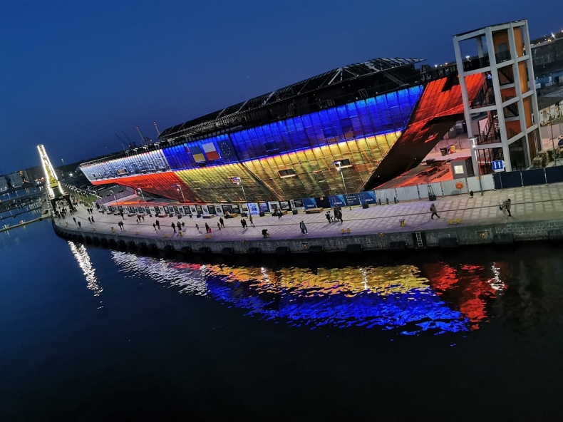 Pierwszy pokaz iluminacji budynku Morskiego Centrum Nauki przyciągnął tłumy - GospodarkaMorska.pl