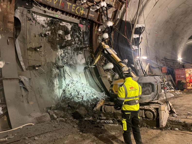 Tunel pod Świną. Rozpoczęło się przebijanie obudowy tunelu w miejscu wyjścia ewakuacyjnego - GospodarkaMorska.pl