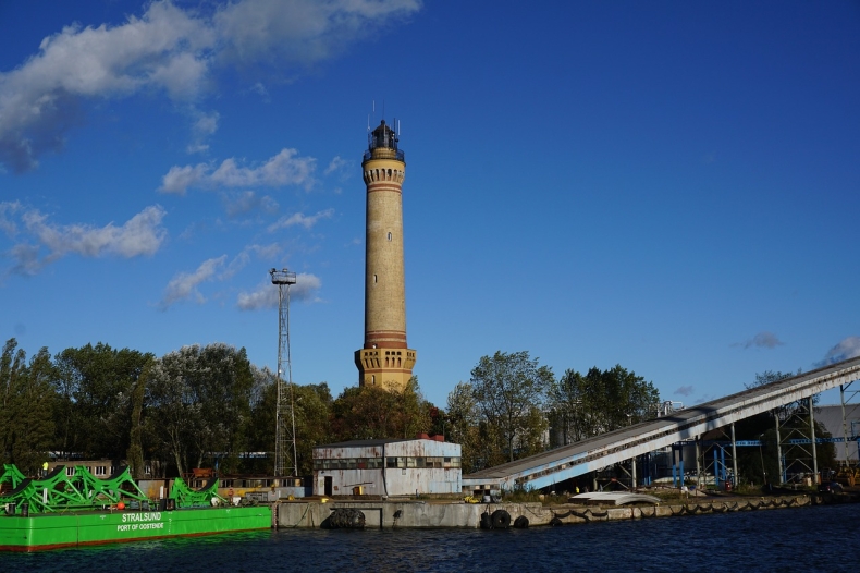 Flaga na latarni morskiej w Świnoujściu - GospodarkaMorska.pl