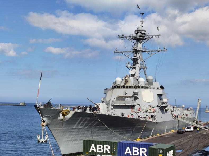 Amerykański okręt cumuje przy gdyńskim nabrzeżu - GospodarkaMorska.pl