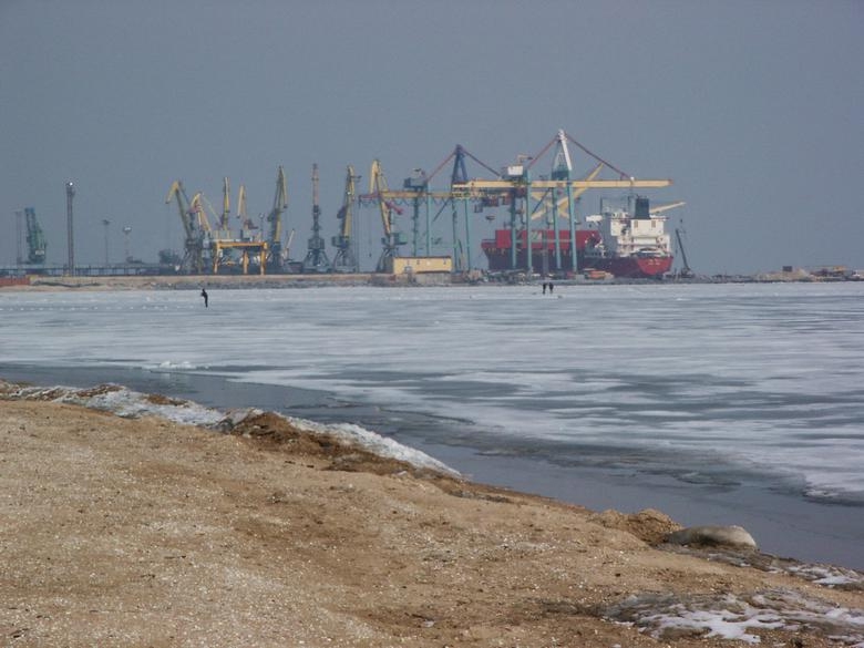 W ukraińskich portach jest 70 zablokowanych statków, w tym sześć zagranicznych w Mariupolu - GospodarkaMorska.pl