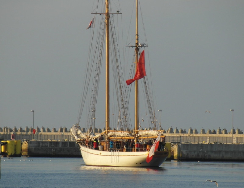 Generał Zaruski płynie do Bremy i edukuje - GospodarkaMorska.pl