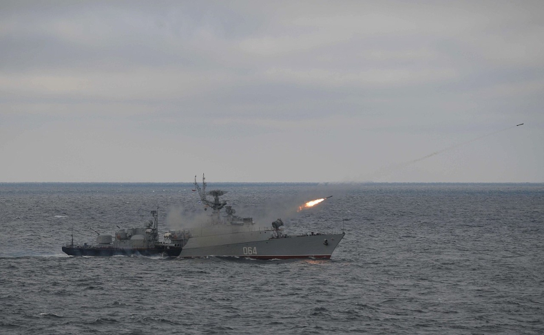 Ukraina. Siły zbrojne: Rosja zgromadziła na Morzu Czarnym co najmniej 8 okrętów wyposażonych w pociski manewrujące - GospodarkaMorska.pl