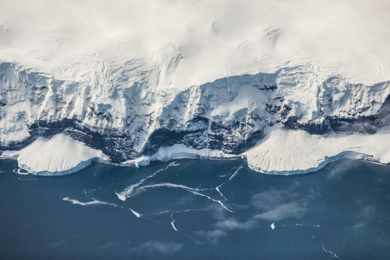 Naukowcy odkryli jezioro wielkości miasta pod pokrywą lodową na Antarktydzie - GospodarkaMorska.pl