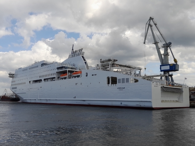 Honfleur wpłynął do Gdyni. Do kogo będzie należeć zasilany LNG prom? [AKTUALIZACJA] - GospodarkaMorska.pl