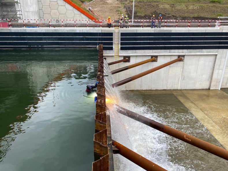 Śluza przeprawy przez Mierzeję Wiślaną już zalewana wodą - GospodarkaMorska.pl