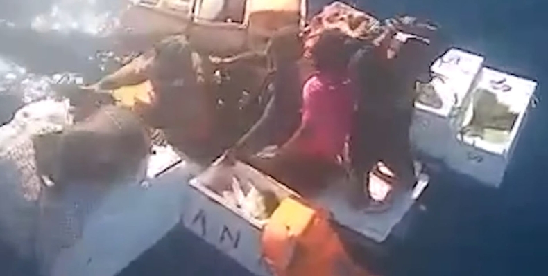 [WIDEO] Cztery dni dryfowali na tratwie ze styropianu - GospodarkaMorska.pl