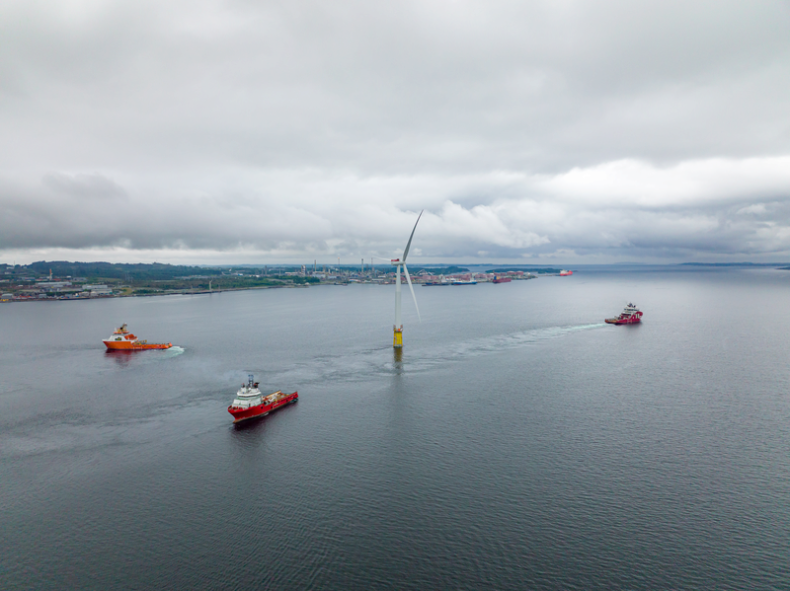 Hywind Tampen: zainstalowano pierwszą turbinę na największej na świecie pływającej morskiej farmie wiatrowej - GospodarkaMorska.pl