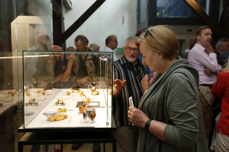"Moda na bursztyn". Zobacz prace Mariusza Gliwińskiego w Muzeum Rybołówstwa w Helu [ZDJĘCIA] - GospodarkaMorska.pl