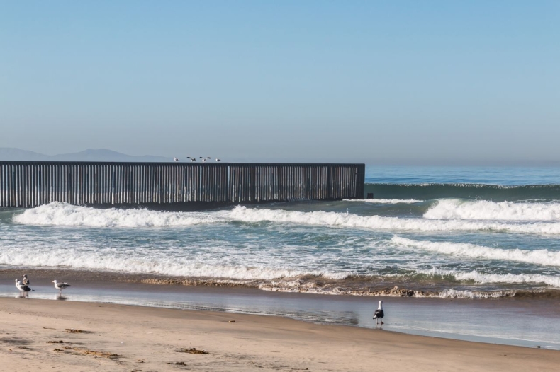 W. Brytania. W czasie, gdy nie udało się odesłać 7 imigrantów, przypłynęło 444 kolejnych - GospodarkaMorska.pl