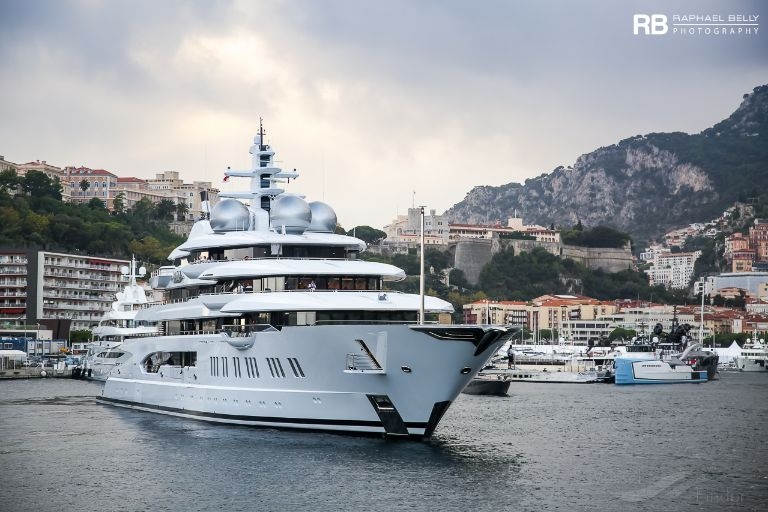 Rosyjski superjacht wart 300 mln USD pływając pod amerykańską banderą, zatrzymany cumuje na Hawajach - GospodarkaMorska.pl