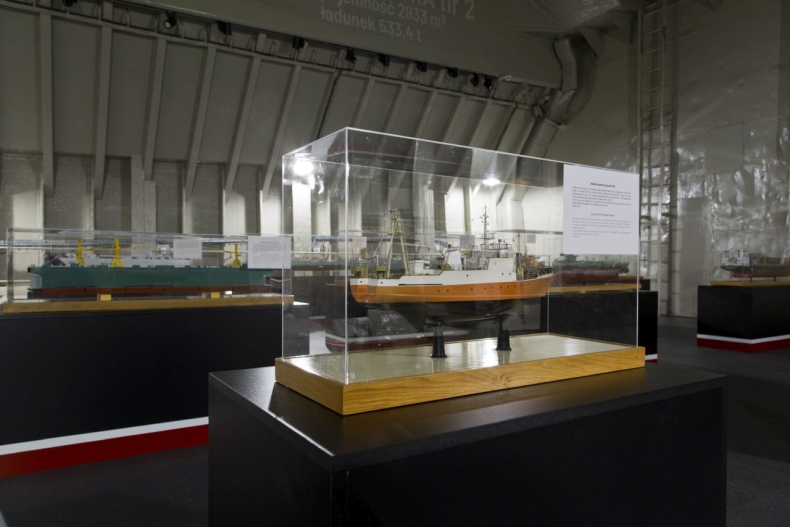 "Z Gdyni w daleki świat…". Niezwykłe modele statków na pokładzie Sołdka - GospodarkaMorska.pl