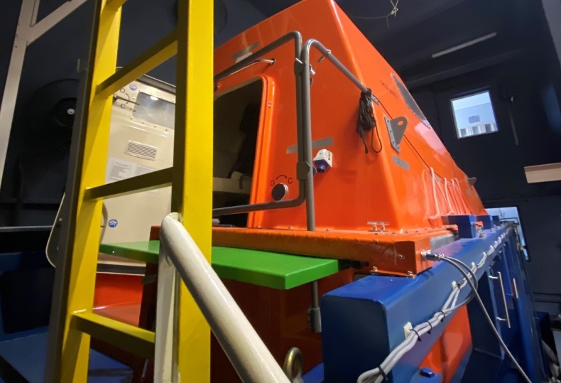 Szkoła Morska szkoli pracowników MEW na jedynym w Polsce symulatorze CTV - GospodarkaMorska.pl