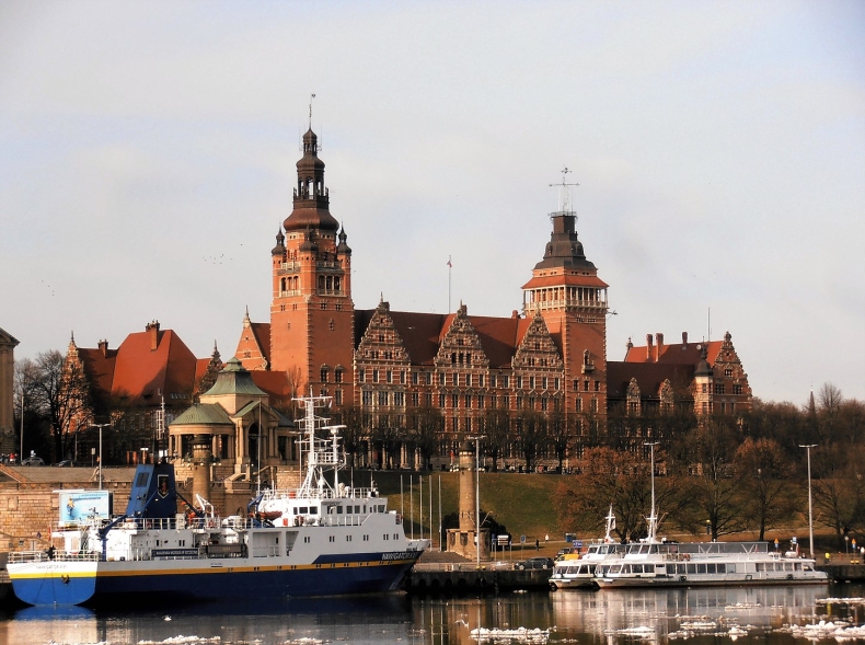 Stłuczka jednostek na Odrze w Szczecinie - GospodarkaMorska.pl