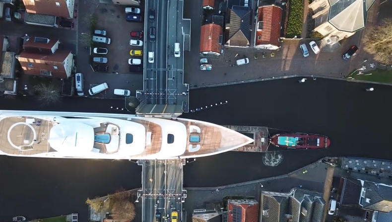 [WIDEO] Wielki superjacht transportowany wąskimi kanałami - GospodarkaMorska.pl