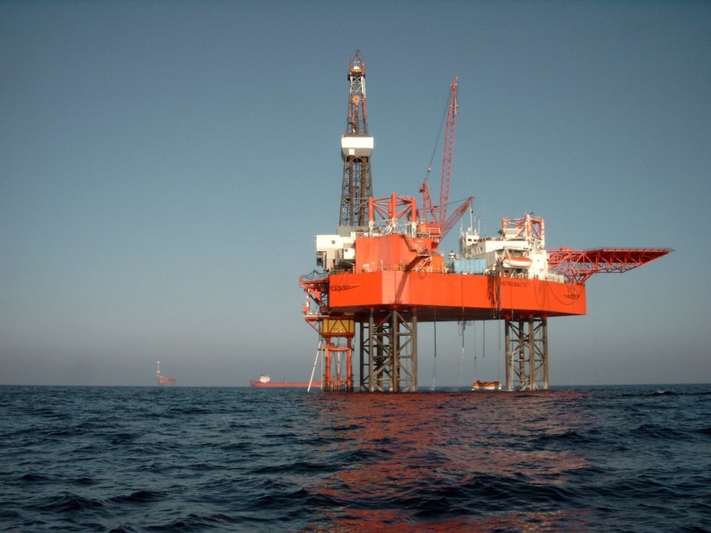 Policyjni kontrterroryści ćwiczyli na okrętach oraz platformie wiertniczej - GospodarkaMorska.pl