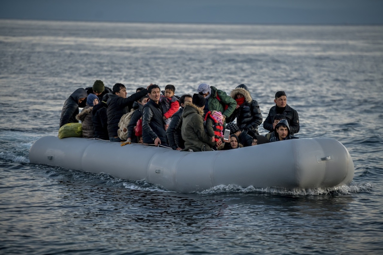 Włochy. Trwa napływ migrantów na Lampedusę, w ośrodku cztery razy więcej osób niż miejsc - GospodarkaMorska.pl