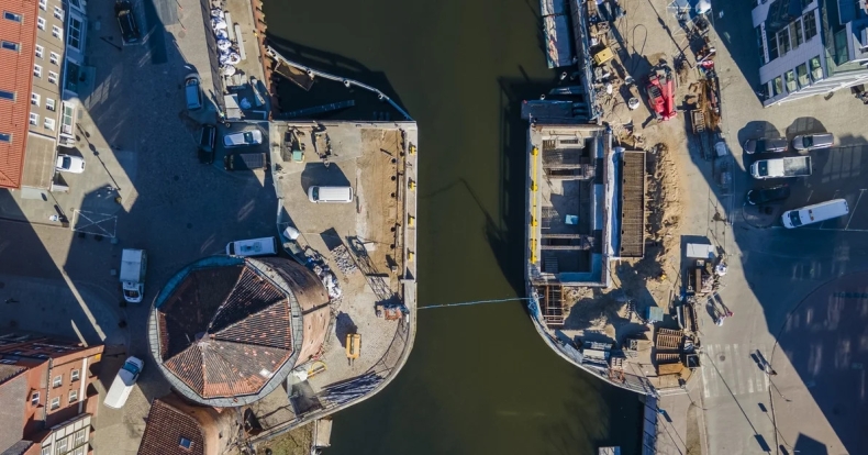 Gdańsk. Most Stągiewny nad Motławą dostępny dla pieszych. Powstaje nowa marina  - GospodarkaMorska.pl