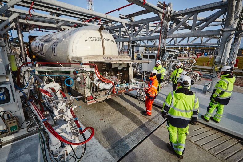 Terminal LNG w Świnoujściu zwiększa usługę załadunku LNG na cysterny o ponad 40 procent  - GospodarkaMorska.pl