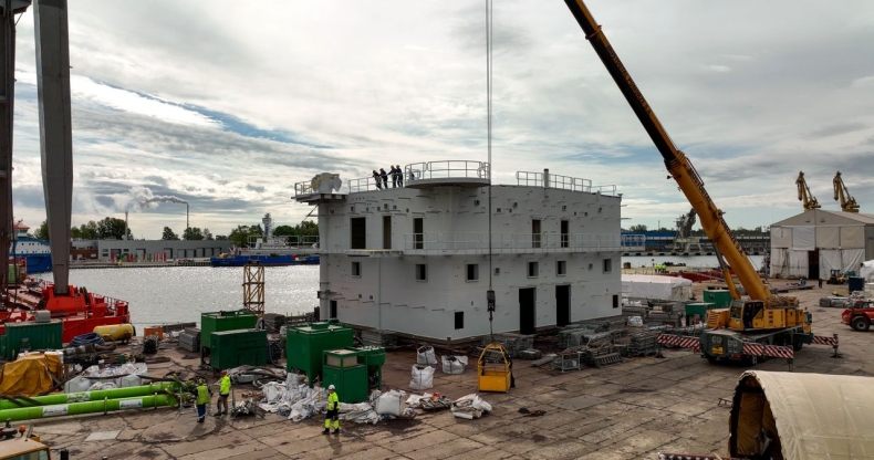 Mostostal Pomorze. Ponad 300-tonowa trafostacja w drodze do Danii [WIDEO] - GospodarkaMorska.pl