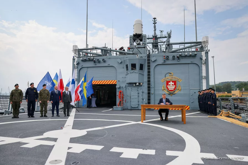 Prezydent w Porcie Wojennym w Gdyni podpisał ustawy ws. ratyfikacji akcesji Szwecji i Finlandii do NATO - GospodarkaMorska.pl