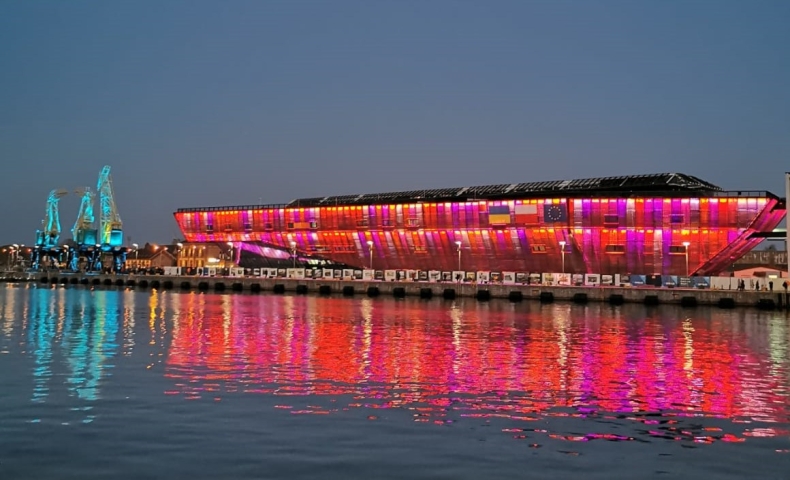 Morskie Centrum Nauki podświetli się w barwach tęczy - GospodarkaMorska.pl