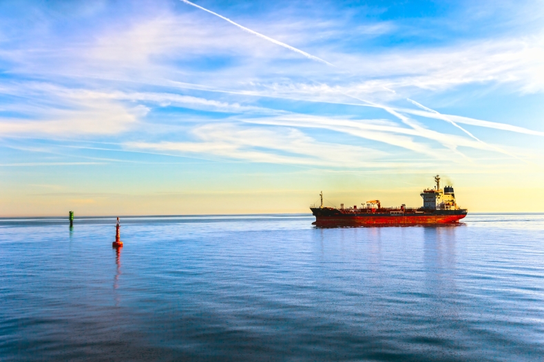Chińska flota tankowców przeładowuje z rosyjskich statków ropę na środku Atlantyku - GospodarkaMorska.pl