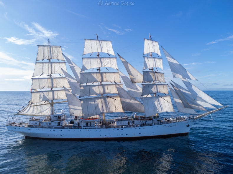 Dar Młodzieży z akcją ratowniczą podczas regat The Tall Ships Races - GospodarkaMorska.pl
