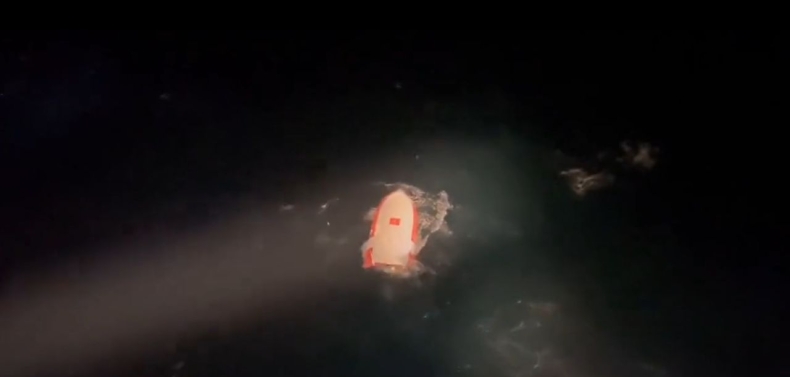 Żeglarz uratowany po 16 godzinach w wywróconej łodzi na Atlantyku [WIDEO] - GospodarkaMorska.pl