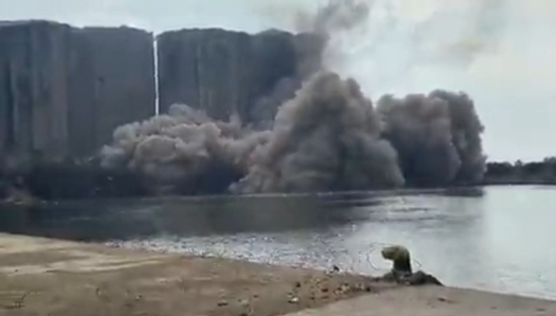 W drugą rocznicę wybuchu w porcie w Bejrucie częściowo zawalił się uszkodzony wówczas silos - GospodarkaMorska.pl