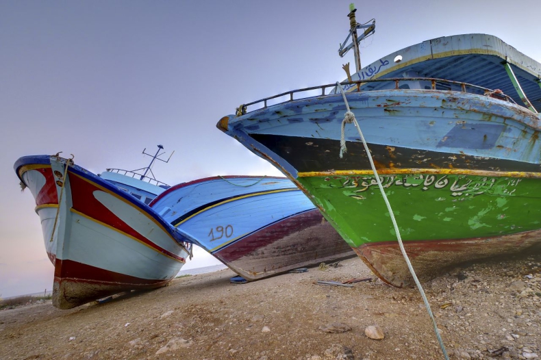 Dziesięć łodzi z ponad 300 migrantami przypłynęło na Lampedusę - GospodarkaMorska.pl